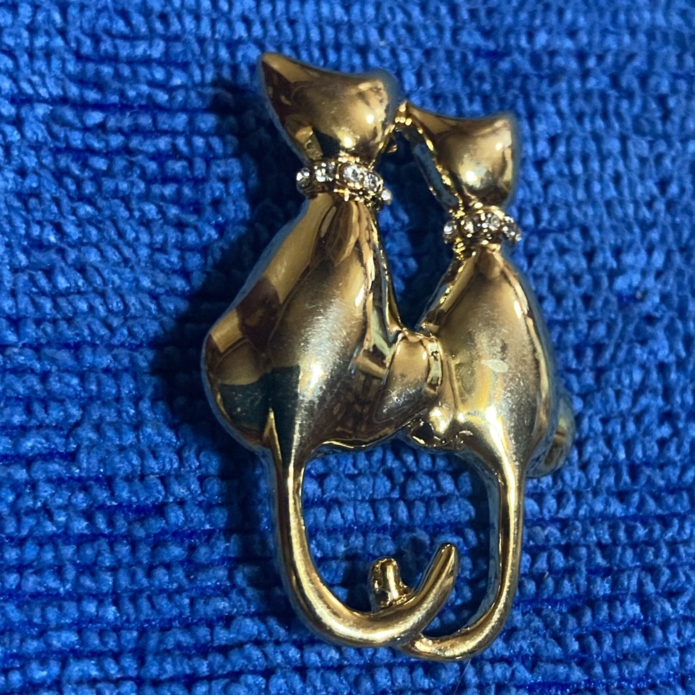 Courting Cats with Rhinestone Collars Brooch